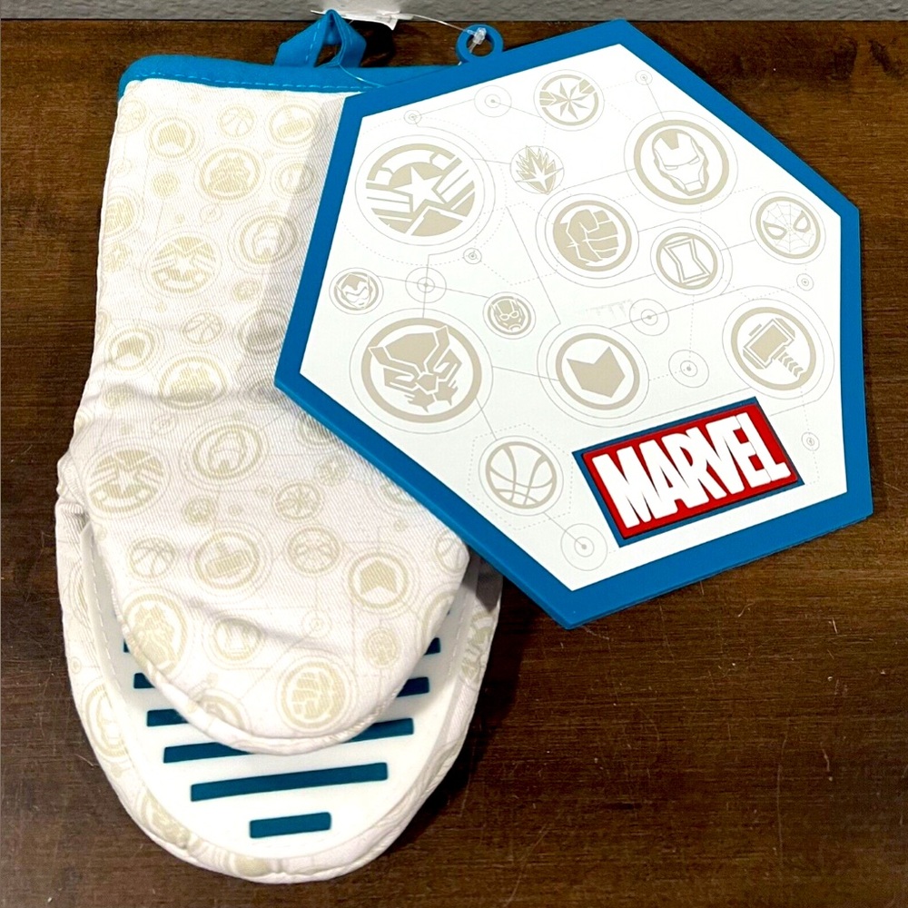 Disney Parks Marvel Oven Mitt and Hot Plate NWT